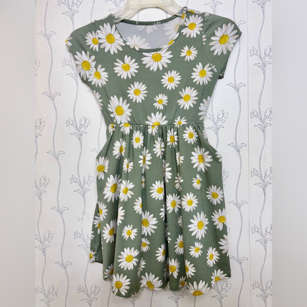 Girls Short Sleeve Green Daisy Print Dress with Pockets Ages 6-7 Years Old